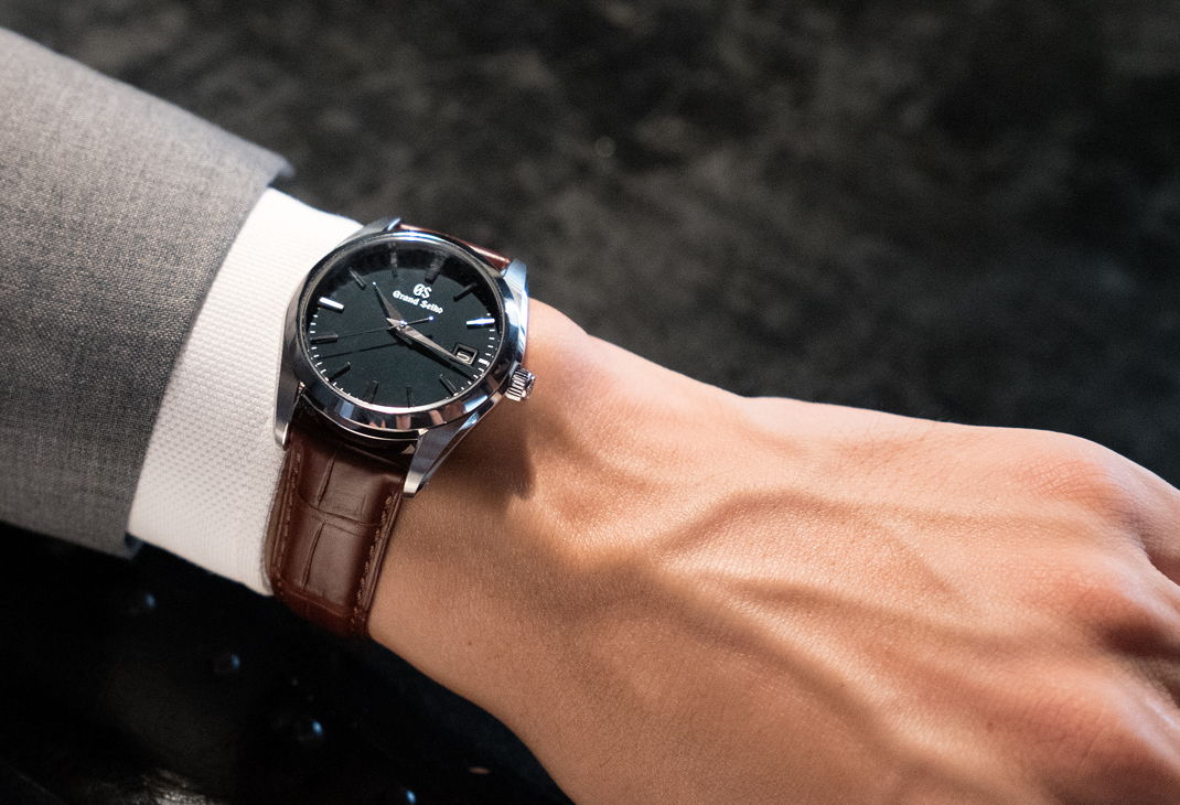 グランドセイコーなどの片開きのDバックルに対応。品格ある装いで時計をグレードアップします。