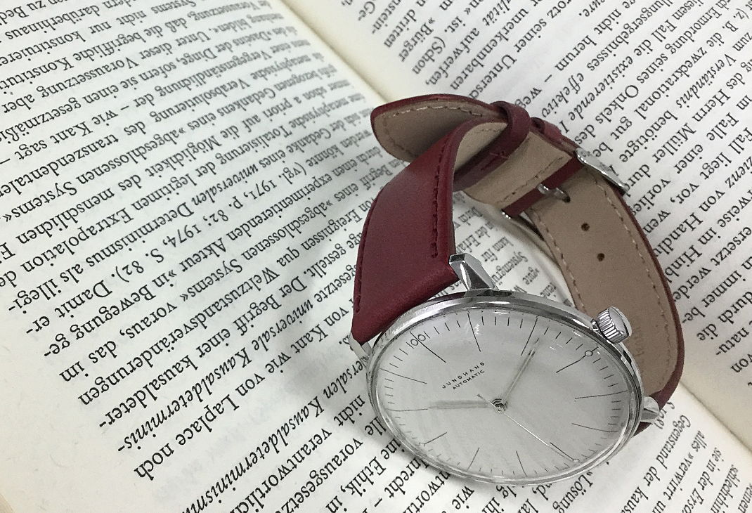 エイジングによる艶、色の深みを愉しめるクラッシックな時計におすすめです。