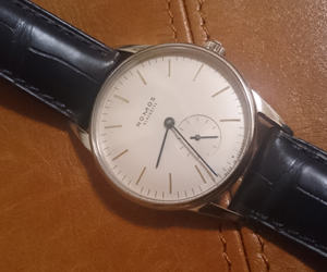 ADONARA CAOUTCHOUC(アドナラカウチック)とNOMOSオリオンを組み合わせたお客様