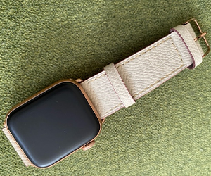 牛革フラットベルトとアップルウォッチ SEを組み合わせたお客様