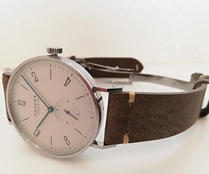 GRENOBLE(グルノーブル)とNOMOS Tangente 38mmを組み合わせたお客様