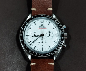 オメガ スピードマスター プロフェッショナル 白文字盤とGRENOBLE(グルノーブル)を組み合わせたお客様