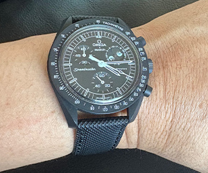 OMEGA X Swatch（MISSION TO THE MOONPHASE – NEW MOON SO33B700とDIVING (ダイビング)を組み合わせたお客様